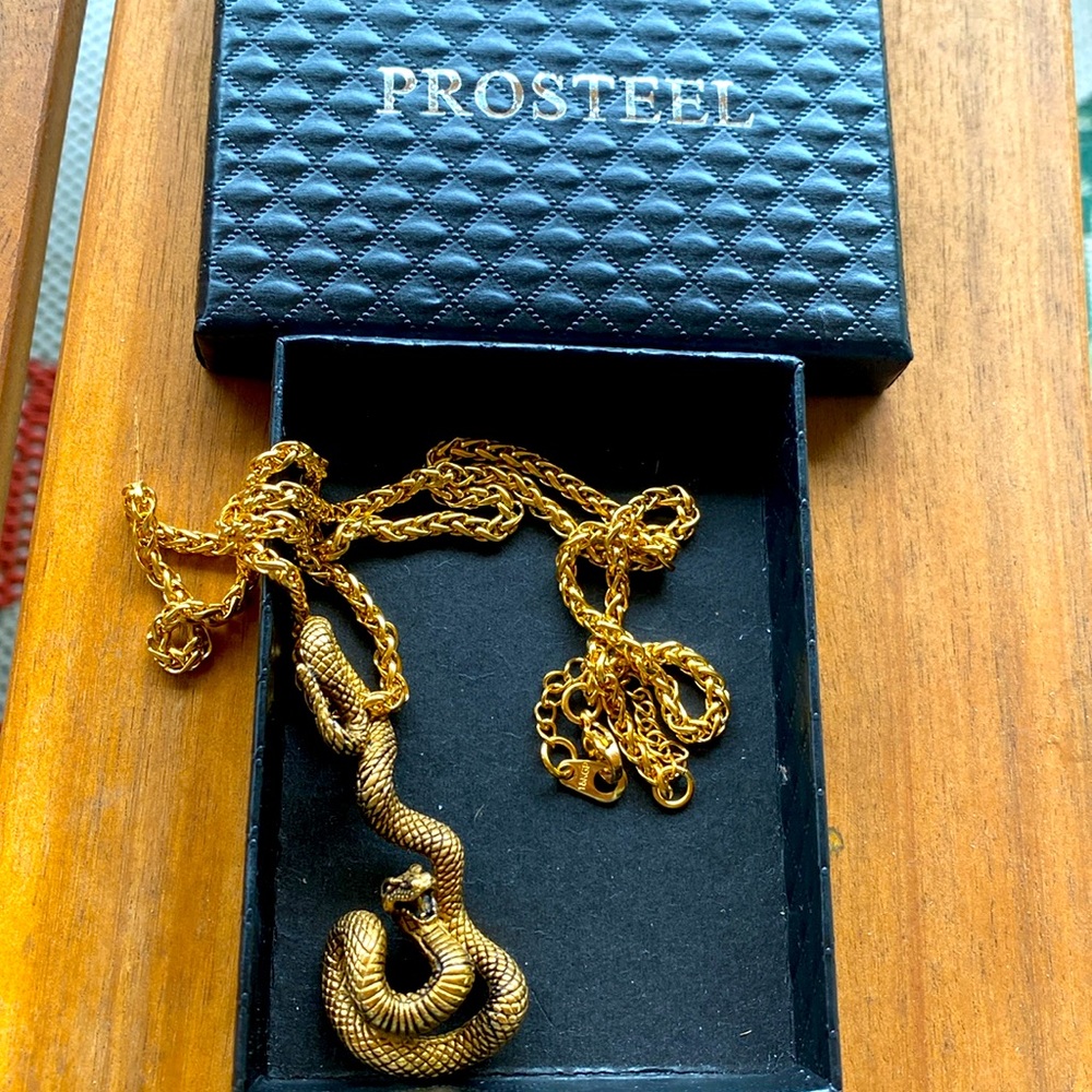 NIB Unisex Serpent 3D Pendant Necklace